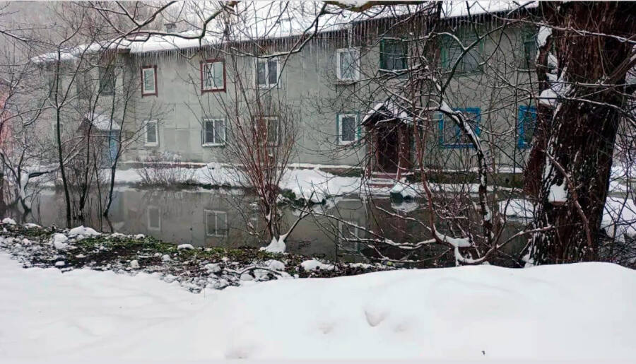 Горячая вода разлилась по улице Стаханова в Орехово-Зуеве