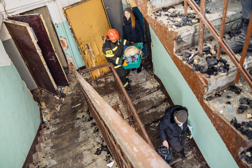 Жильцы погоревшего дома в Орехово-Зуеве смогли забрать из квартир уцелевшие вещи