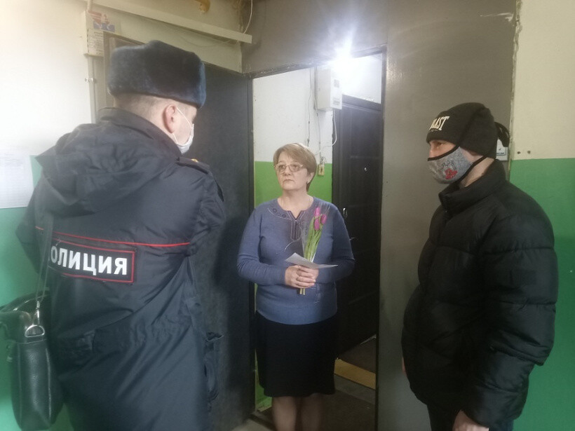 Сотрудники полиции УМВД России по Орехово-Зуевскому округу поздравили женщин с праздником