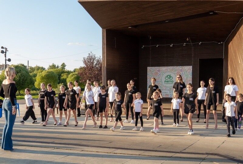 Школа моделей Дарьи Звягиной готовится к августовскому показу в городе Орехово-Зуево