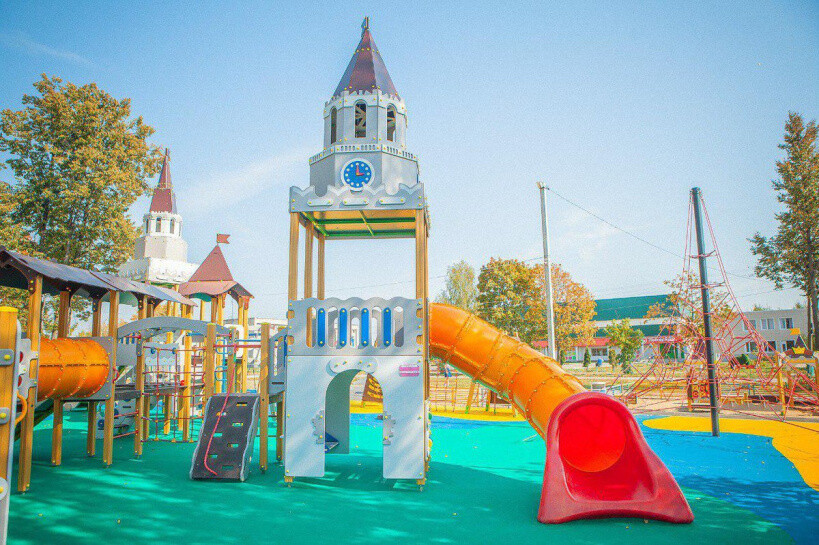 В округе начались работы по установке губернаторских детских игровых площадок