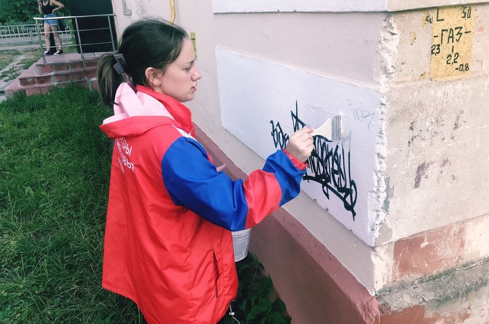 Волонтеры ЦГПВМ «Спектр» очистили Ликино-Дулево от вандальных надписей