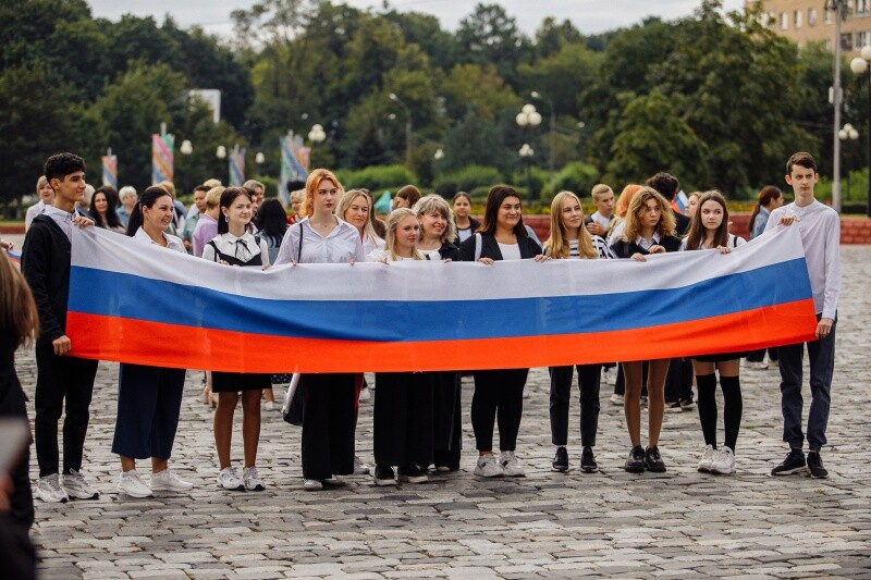 В День Государственного флага России жители Орехово-Зуевского округа получили награды, а молодёжь — свои первые взрослые документы