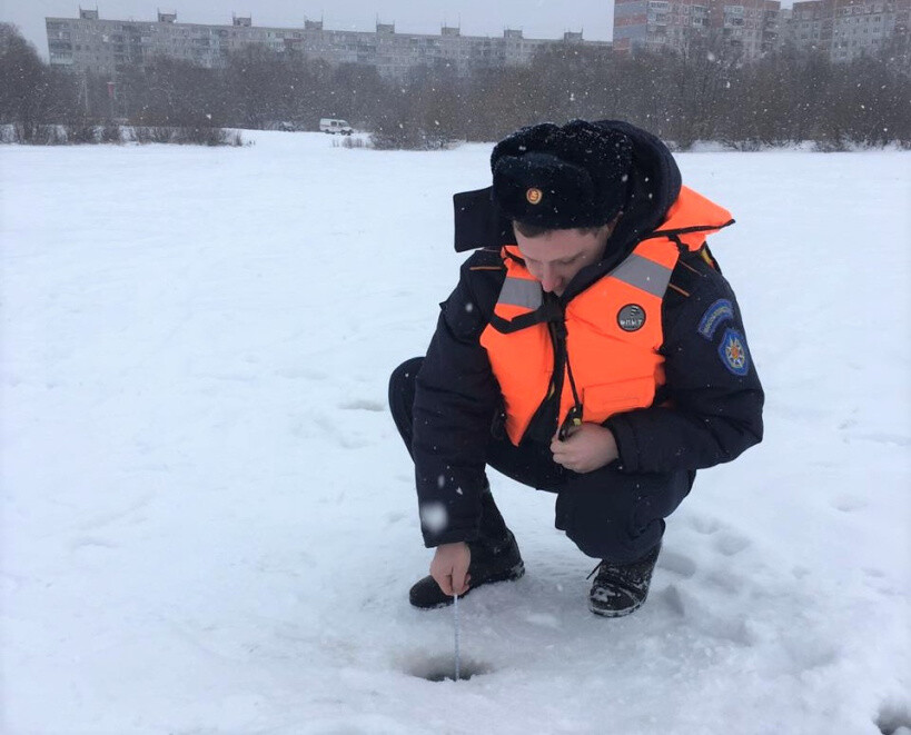 Спасатели напомнили любителям зимней рыбалки на Клязьме об опасности тонкого льда