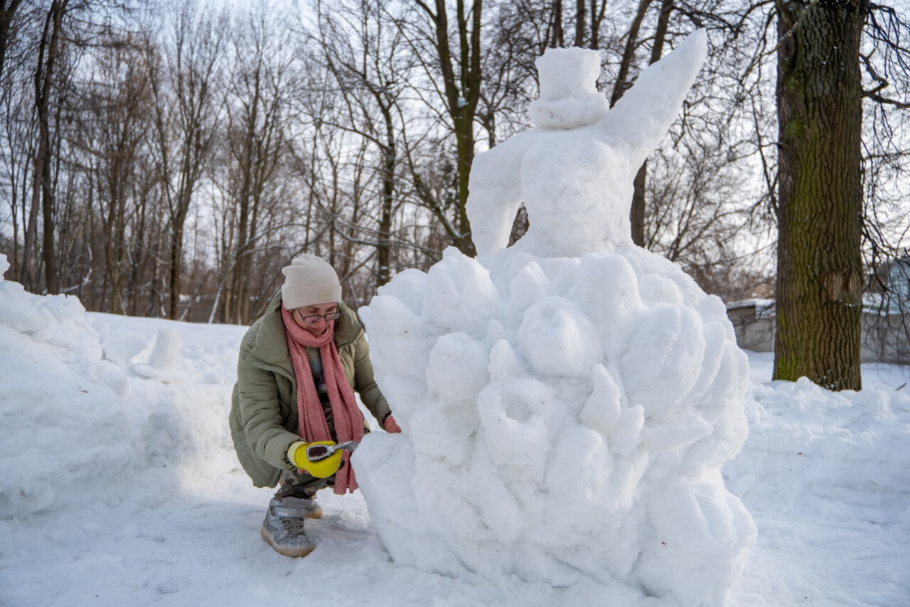 Снежные скульптуры появились в парке дома Оглоблина в Орехово-Зуеве