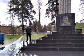 Фотофакт: в деревне Демихово прошла весенняя уборка у Памятника погибшим воинам