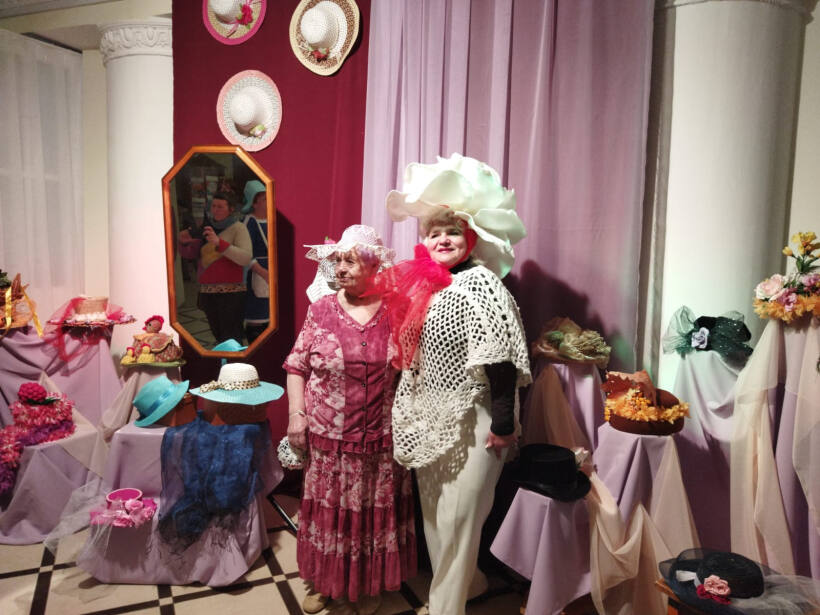 участница Активного долголетия Татьяна Домбровская в шляпе-цветке в шляпно фотозоне5.jpg
