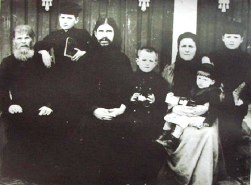 Пётр Пронин с семьёй.jpg