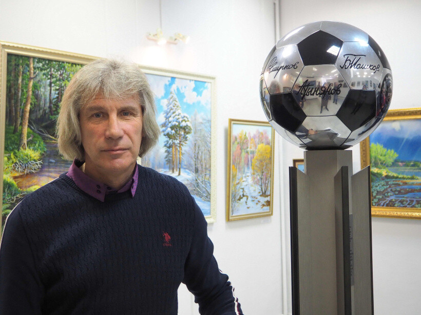 В городском выставочном зале открылась персональная выставка Андрея Шагарова, известного футболиста и художника-любителя
