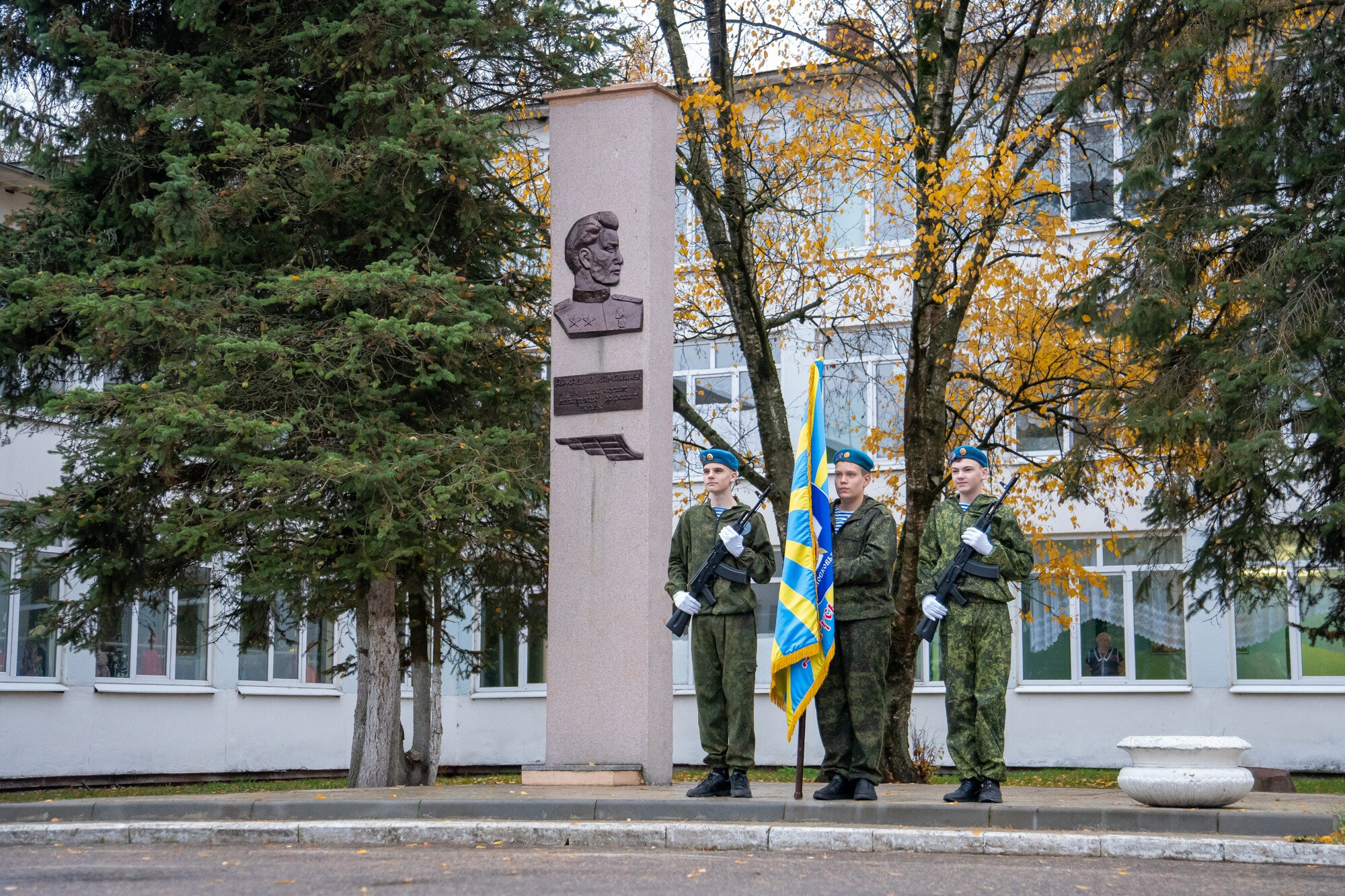 Новая учебная неделя в школе №26 Орехово-Зуева началась с торжественной церемонии поднятия флага РФ и исполнения Государственного гимна