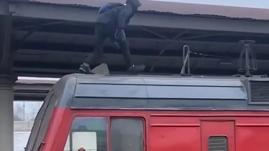 Юношу, пробежавшего по крыше движущейся электрички, осудили жители Орехово-Зуево