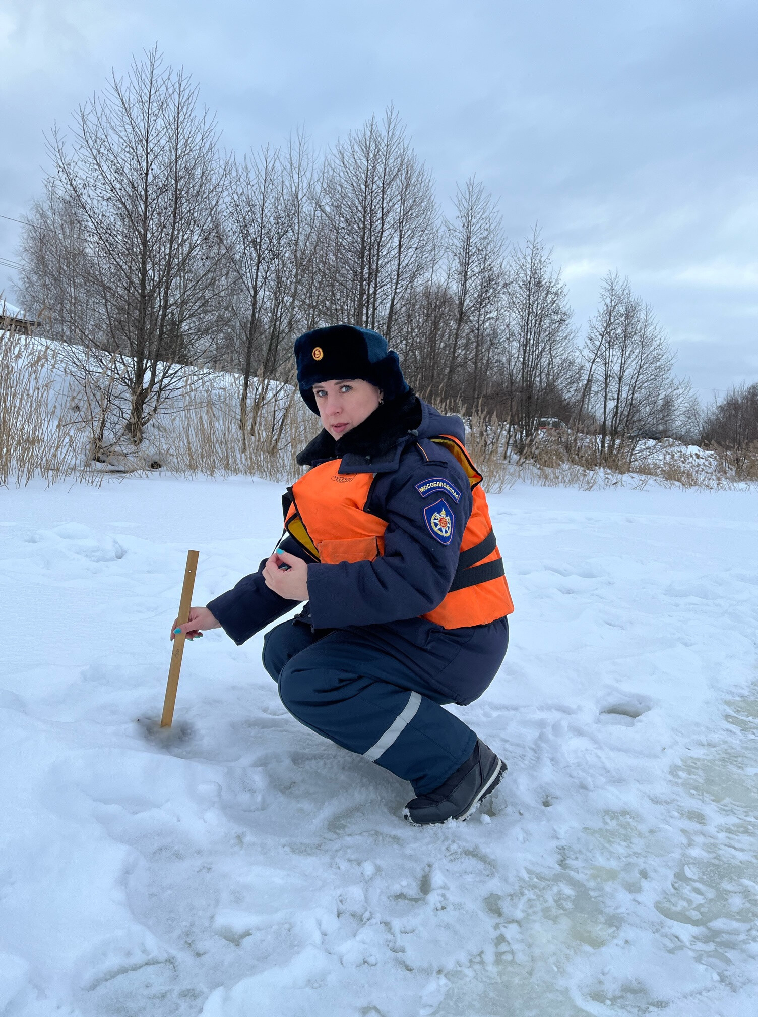 Спасатели «Мособлпожспас» проверили толщину льда в округе
