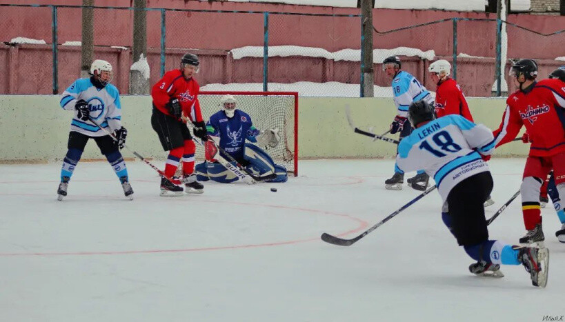 Фотоподборка: команды ЛиАЗ и Авсюнино встретились на уличном турнире по хоккею с шайбой