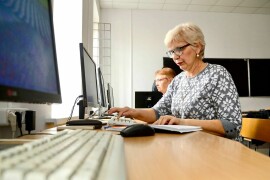 Пенсионеров приглашают на занятия по компьютерной грамотности.