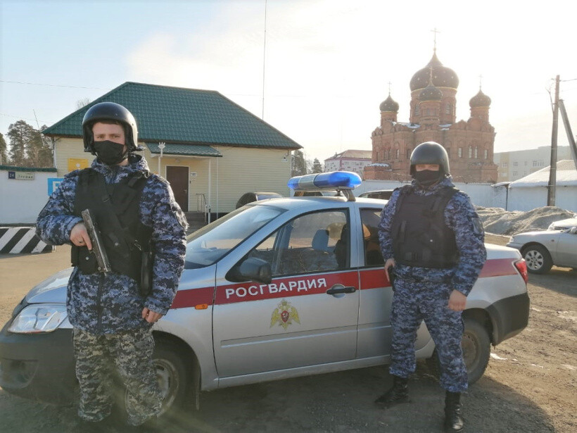 Cотрудники Росгвардии задержали мужчину, проникшего в частный дом в городе Куровское
