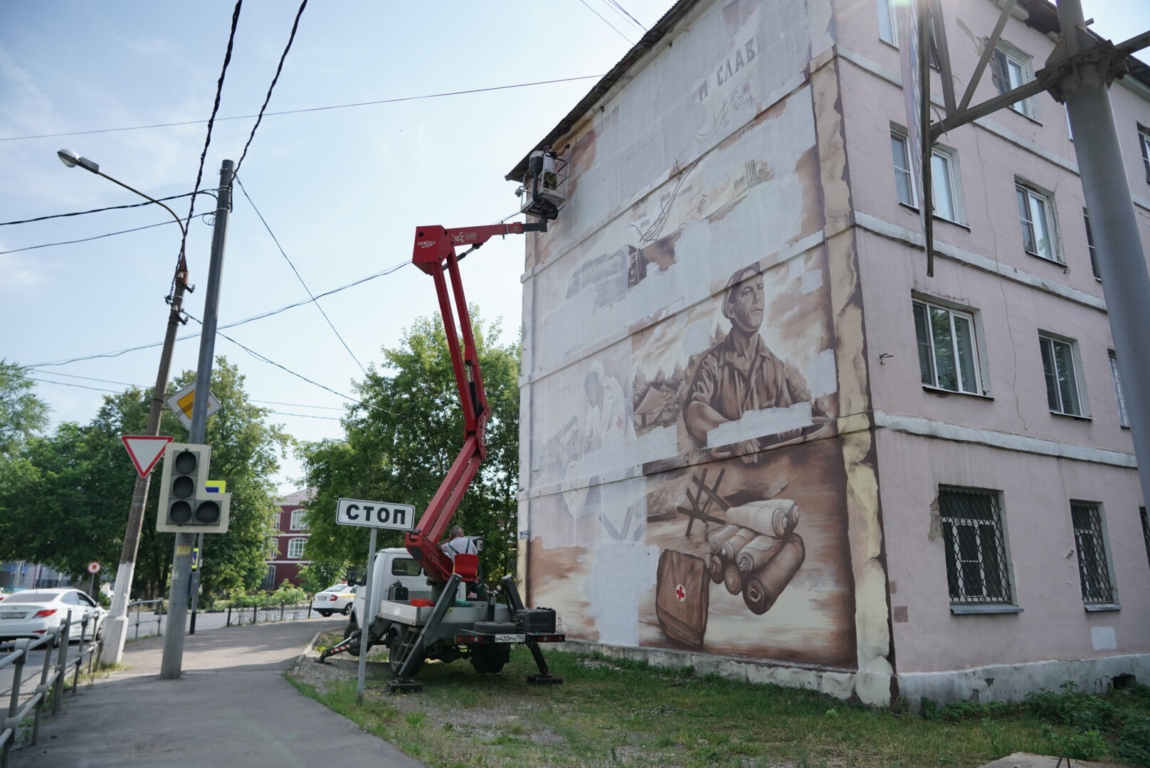 В Орехово-Зуеве восстанавливают патриотическое граффити