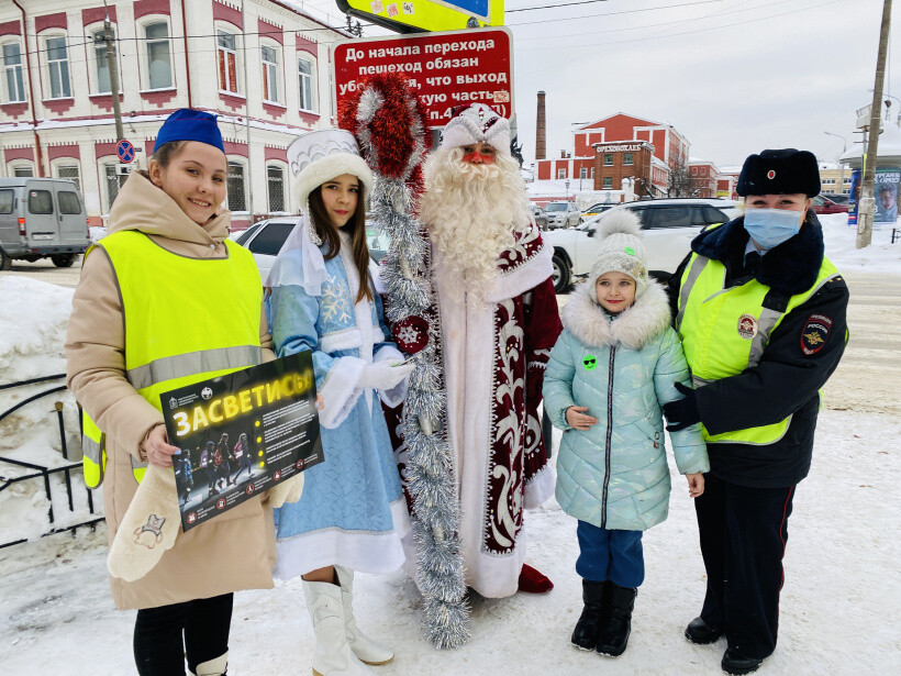 Дед Мороз и Снегурочка напомнили ореховозуевцам о дорожной безопасности в праздники