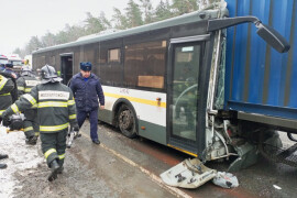 Десять пассажиров и водитель пострадали во время столкновения КамАЗа и автобуса