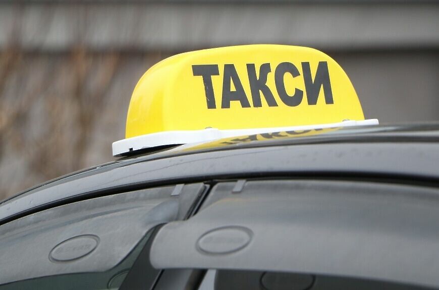 Сотрудники ДПС проводят проверку таксистов