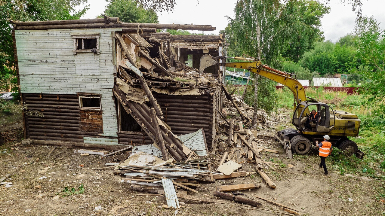 Начался снос расселенных домов на Первомайской в г. Куровское