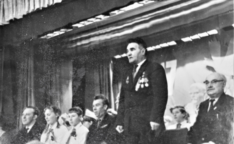 Старое фото: Герой Советского Союза Евгений Ильин выступает в Доме пионеров в Орехово-Зуеве в 1967 году