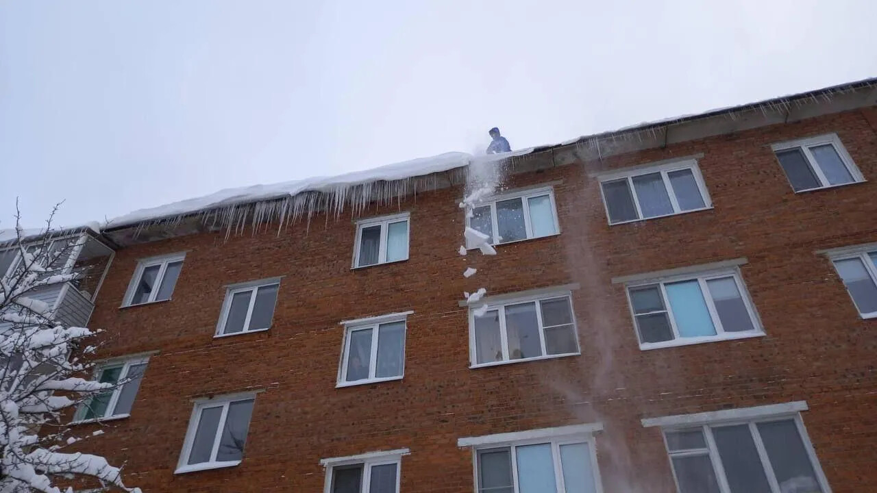 Ореховозуевцам напомнили, как обезопасить себя от схода снега и падения сосулек с крыш