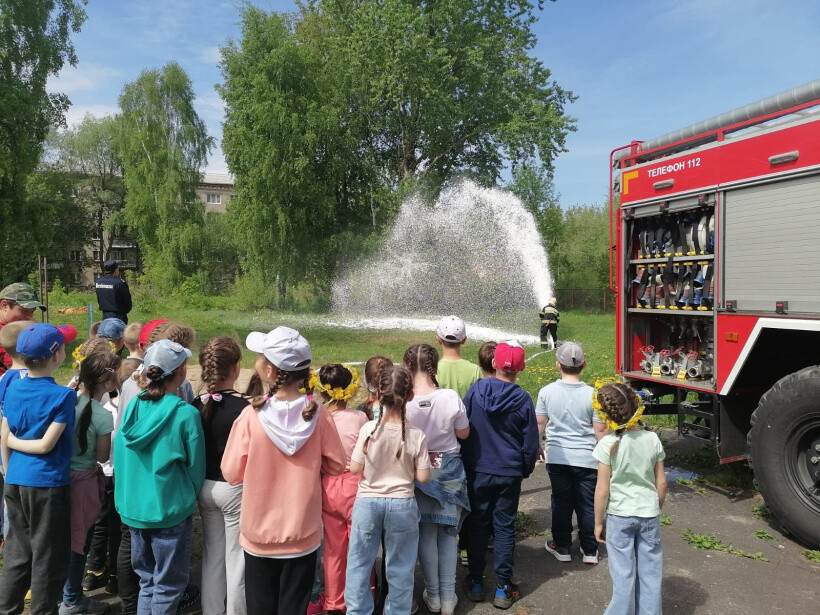 Пожарные познакомили ребят из школьного лагеря в Авсюнино со своей профессией