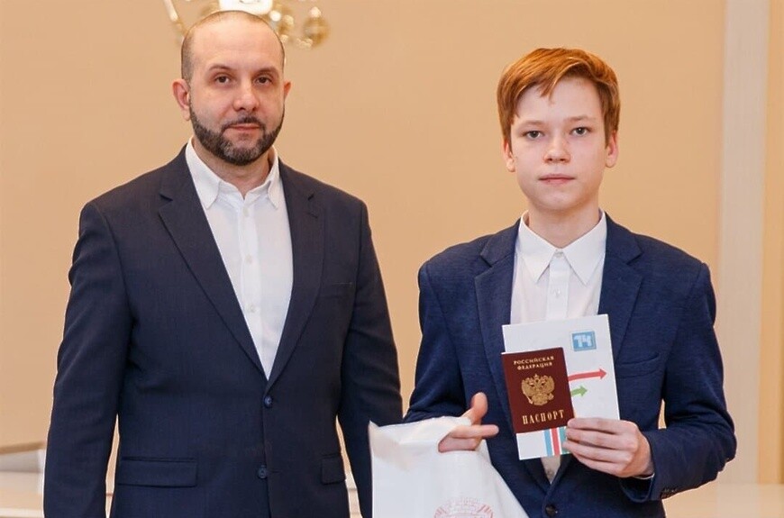 Глава округа вручил паспорта юным жителям