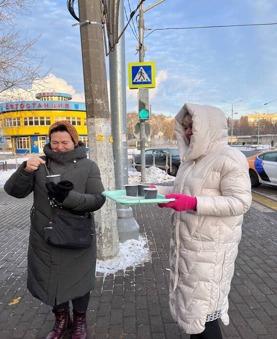 В Орехово-Зуеве пассажиров общественного транспорта угощали горячим чаем