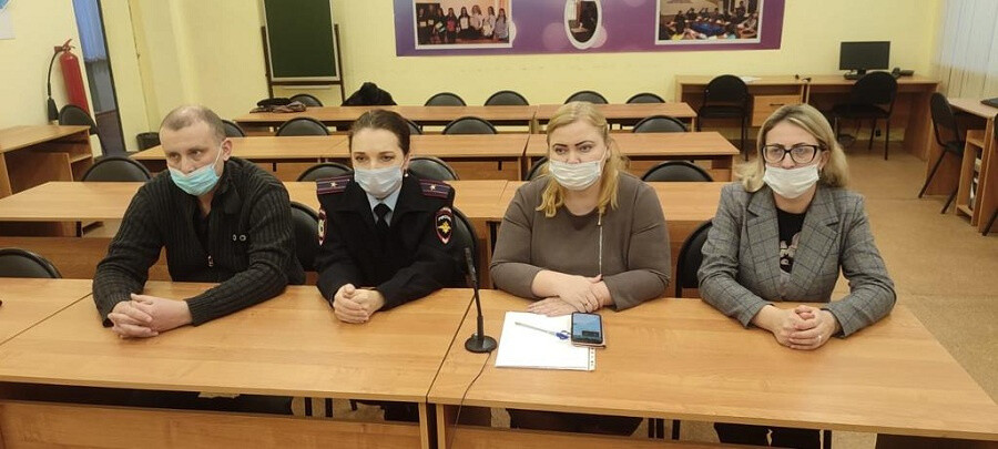 Сотрудники полиции Орехово-Зуева провели беседу по профилактике мошенничества
