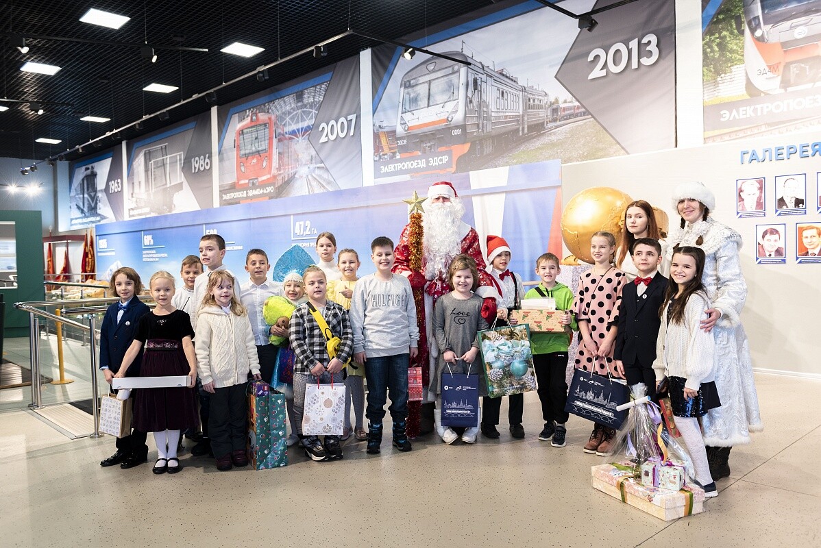 Около 200 детей получили новогодние подарки от Демиховского машиностроительного завода