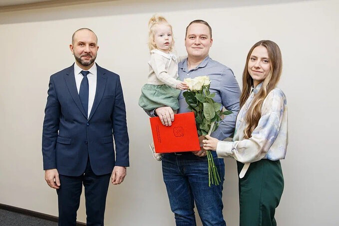 Руслан Заголовацкий вручил сертификаты на жилье 12 молодым семьям