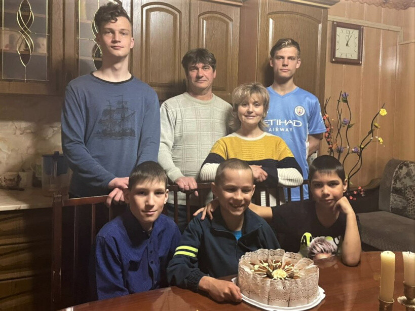 Каждый ребенок — самый любимый: о семье Белоусовых-Слосиновых, взявшей под опеку мальчика из ДНР