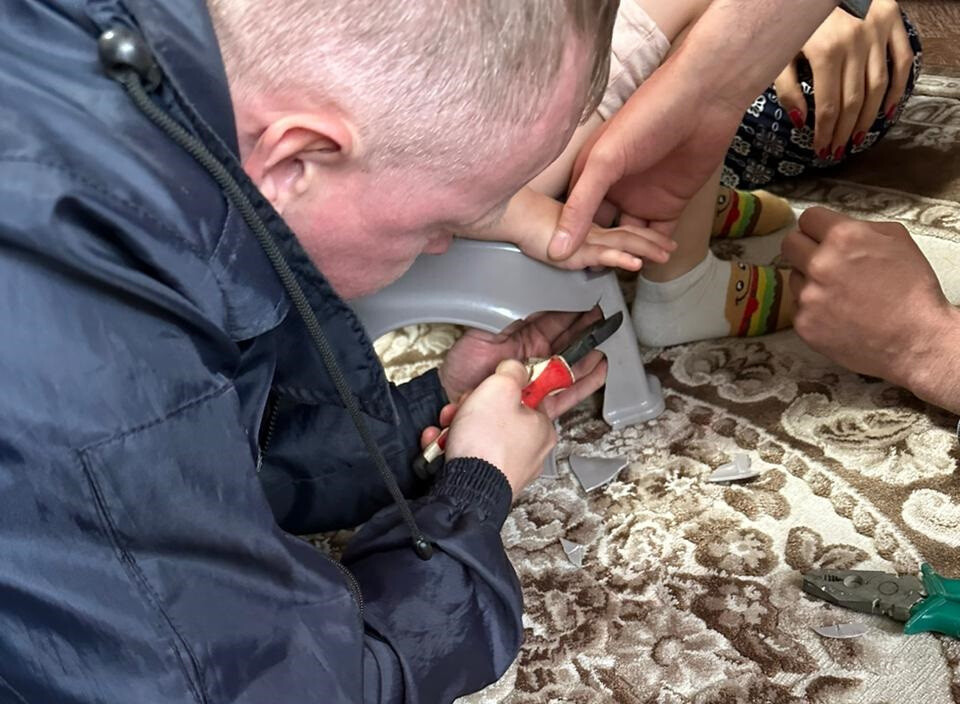 В Орехово-Зуевском округе спасли малыша — его палец застрял в пластмассовом горшке