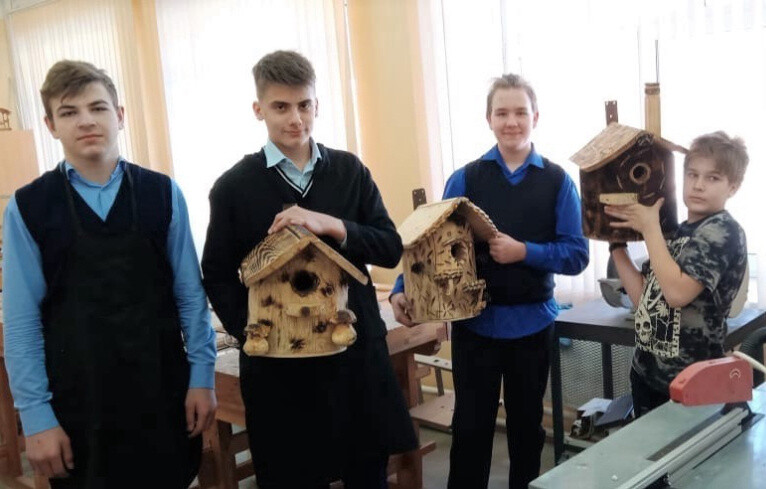 Ученики Давыдовской гимназии сделали скворечники под руководством лесничего