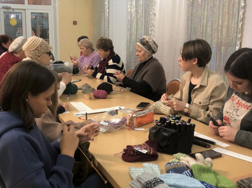 Неравнодушные жительницы города Куровское вяжут носки для участников спецоперации
