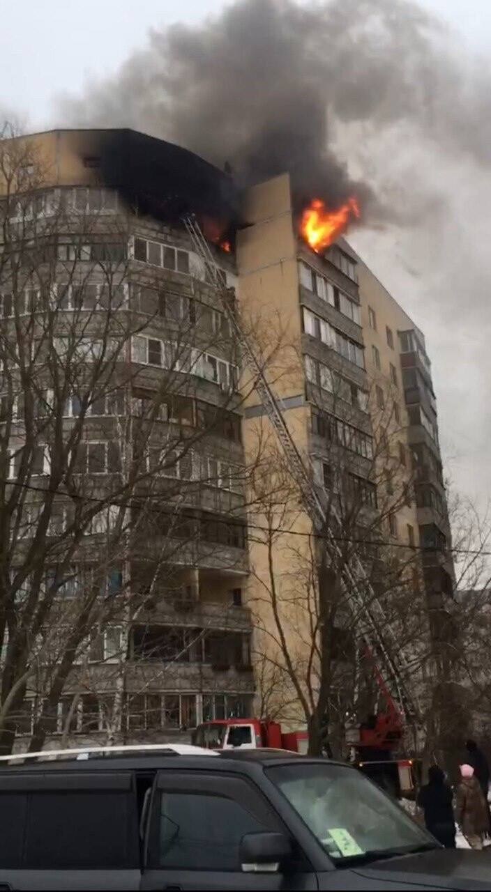 15 человек эвакуировали из-за пожара на балконах жилого дома в Орехово-Зуеве