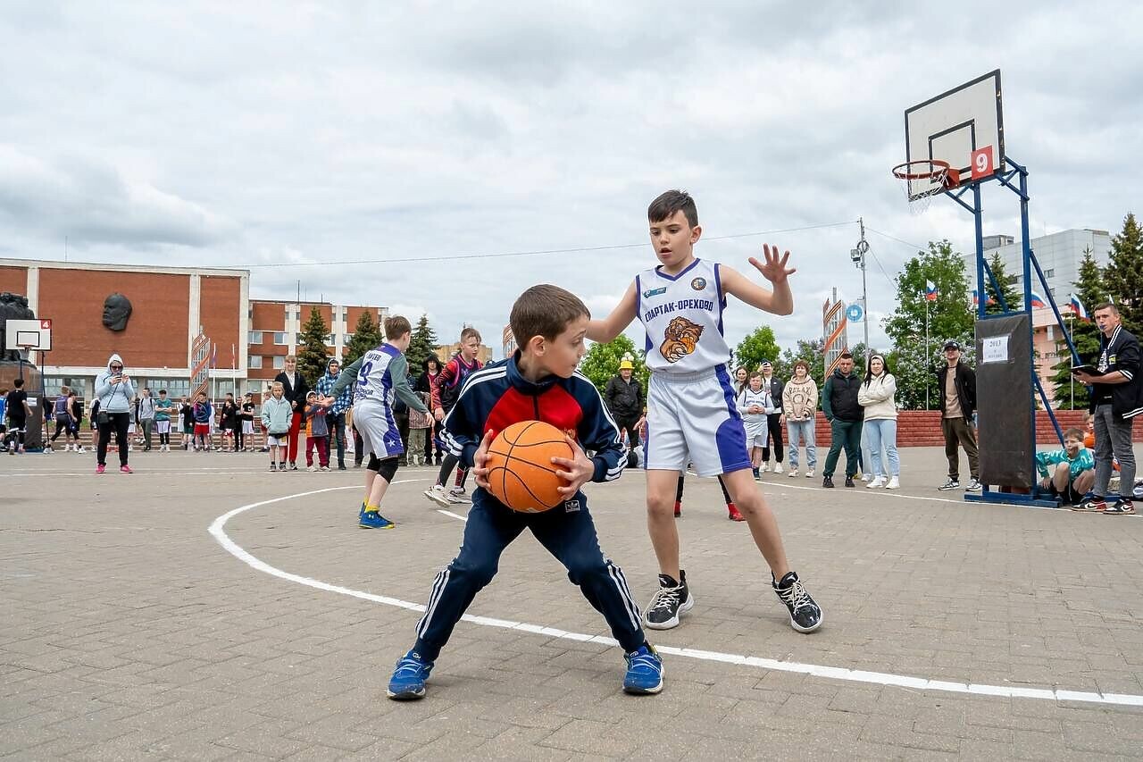 Традиционный турнир по стритболу памяти Юрия Кострицы прошел на Октябрьской площади