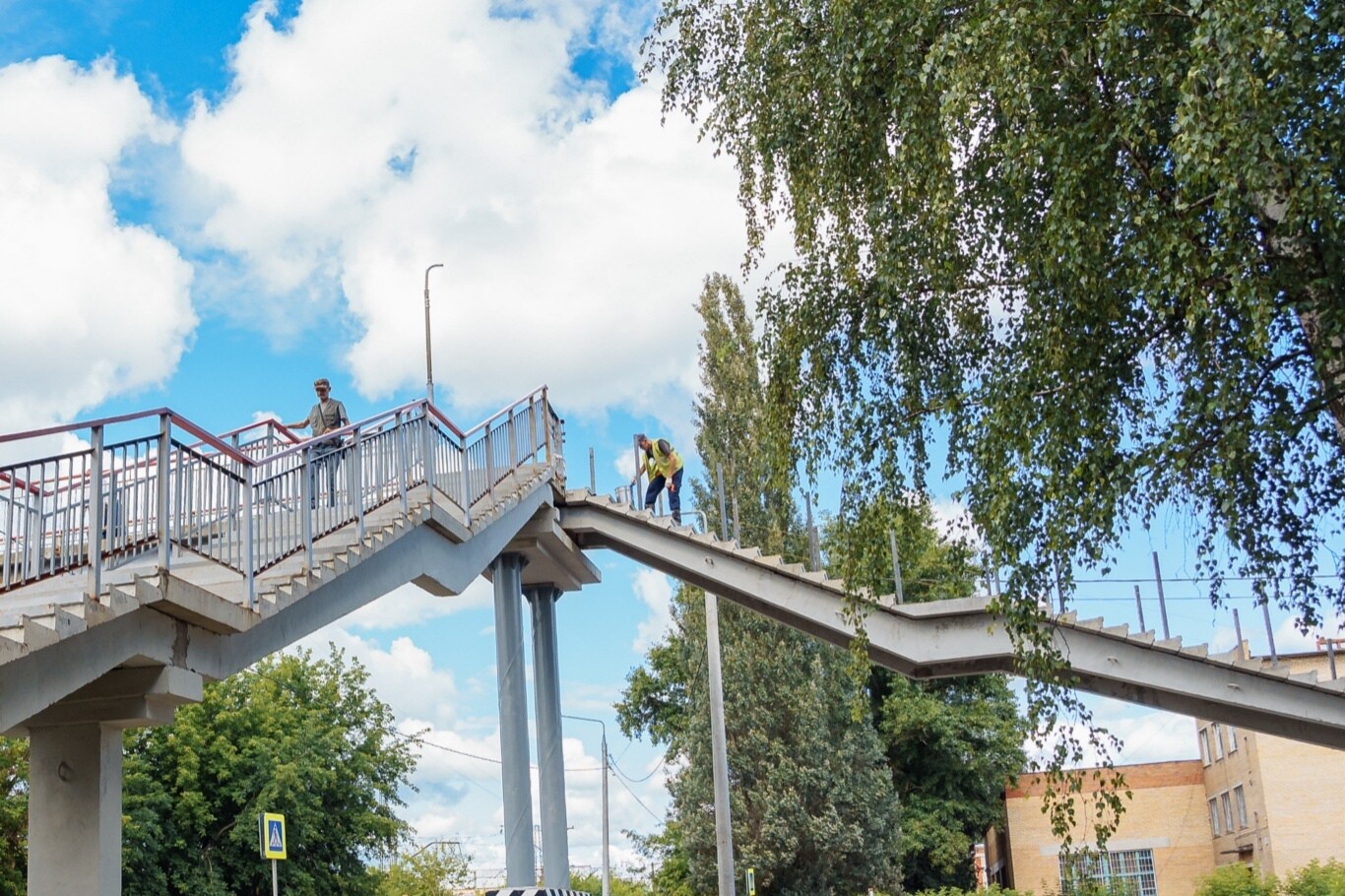 В Орехово-Зуеве ремонтируют пешеходный мост на ул. Бугрова