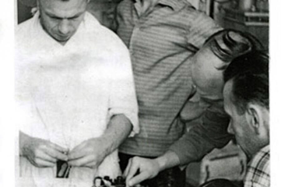 1964 г. Сотрудники Орехово-Зуевского КБКО  Идет проверка работы ранцевого прибора КП-55 для обеспечения жизнедеятельности космонавта Алексея Леонова.jpg