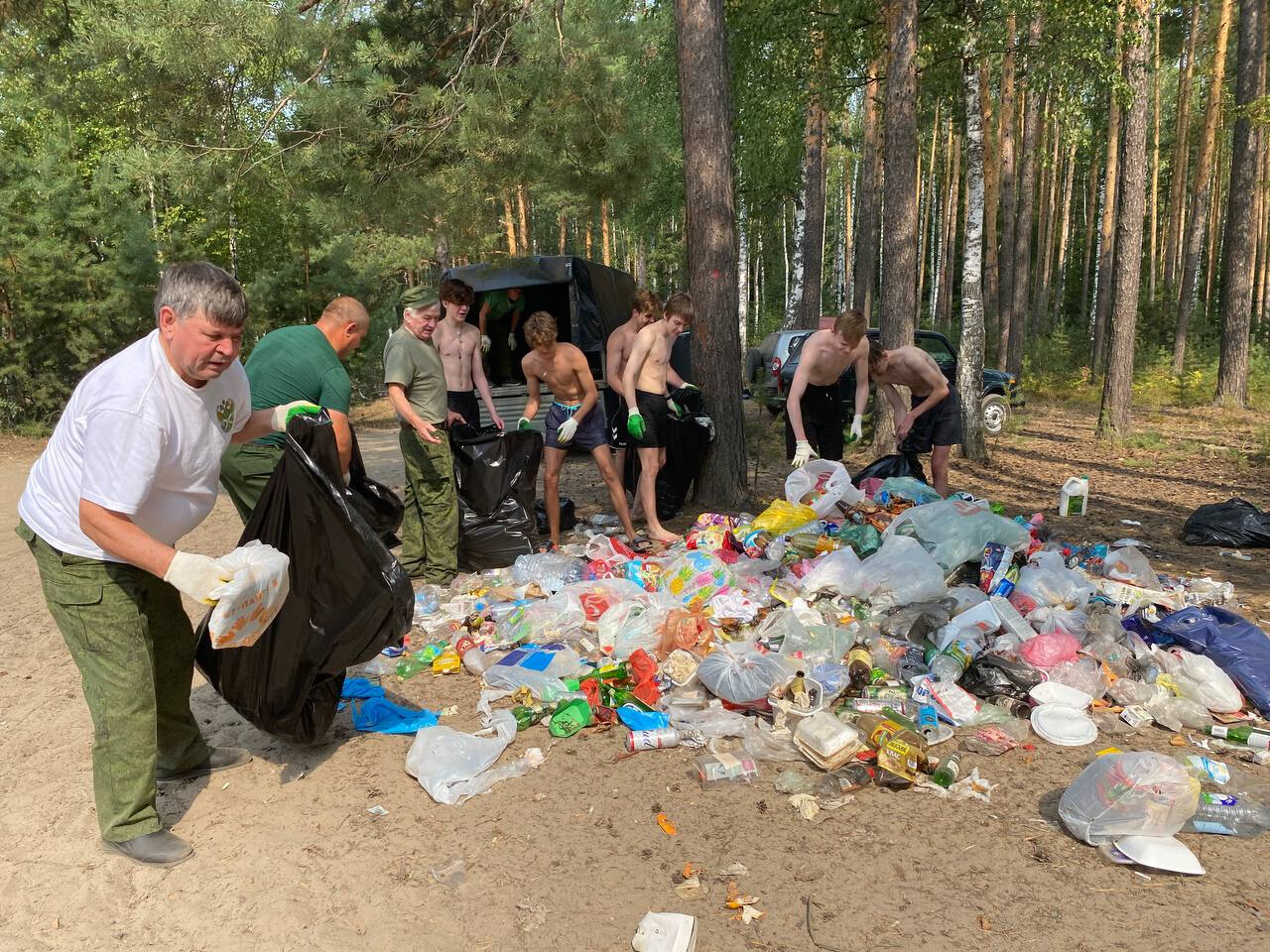 Около 4 куб. метров мусора убрали лесничие совместно с добровольцами на озере Голубое