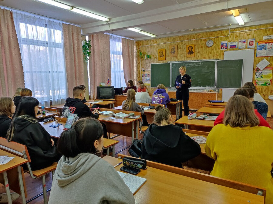Полицейские Орехово-Зуевского округа помогают старшеклассникам определиться с выбором профессии