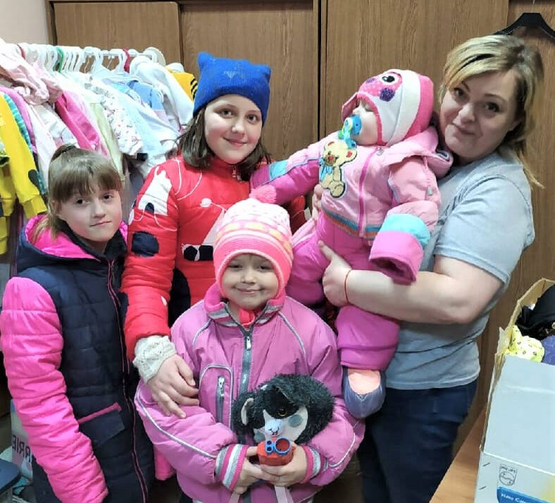 Ирина Башкатова с детьми из семей под опекой.jpg