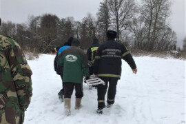 Недалеко от деревни Молоково, спасатели вытащили из воды рыбака провалившегося под лед