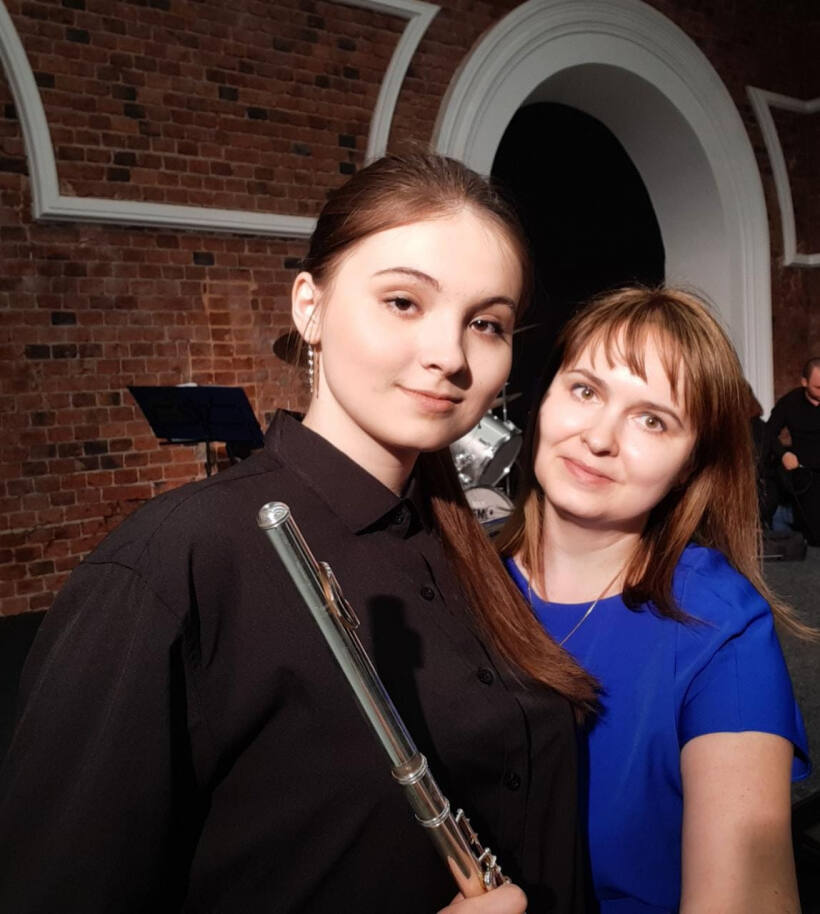 Наталья Федорова и ее дочь Анастасия, ученица 9 класса.jpg