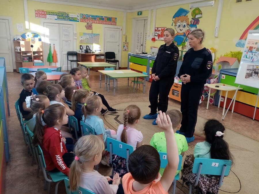 Полицейские Орехово-Зуева напомнили дошкольникам правила безопасного поведения