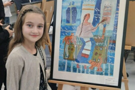 Юная художница из Ликино-Дулева получила диплом участника конкурса из рук Никаса Сафронова