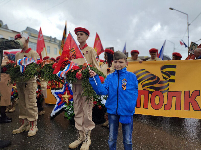 Праздник, который Данил никогда не забудет: мальчик из ДНР присоединился к «Бессмертному полку»