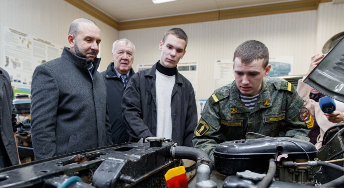 Руслан Заголовацкий побывал на занятиях будущих срочников в автошколе ДОСААФ