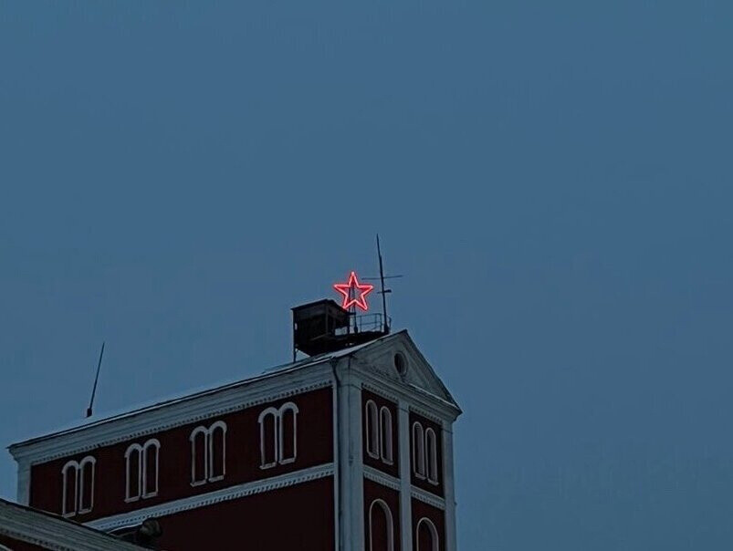 На башенке здания в Орехово-Зуеве снова горит красная звезда